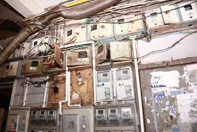 為什么配電箱里不能放雜物<strong></p>
<p>配電箱
</strong>？:配電箱
